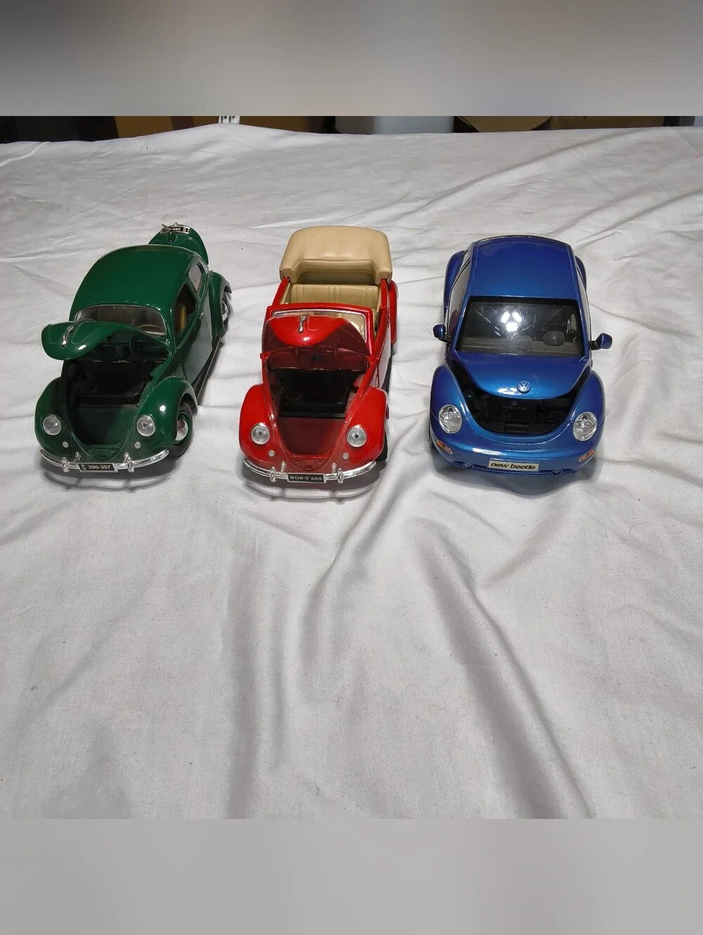 Lot of 3 Maisto 1:18 Volkswagen Beetle Models - Classic, Convertible, New Beetle